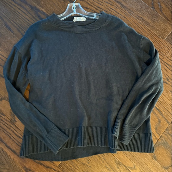 Everlane women’s Classic Black lightweight sweater w/cute shoulder design Med - Picture 1 of 9